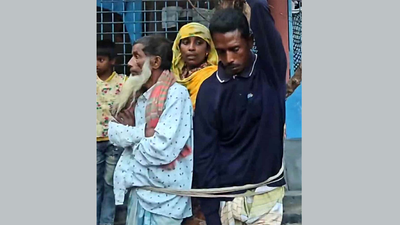 প্রতারণার অভিযোগে চারজনকে গাছের সাথে বেঁধে রাখেন স্থানীয়রা