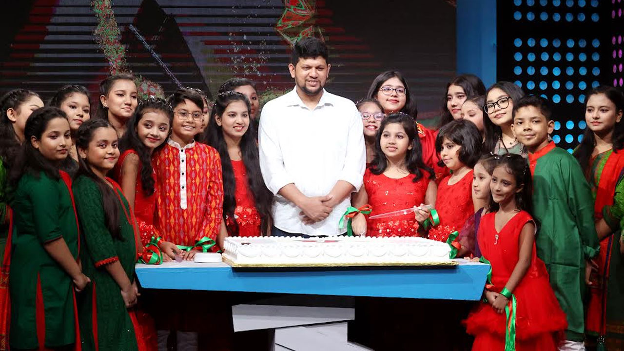উপদেষ্টা মাহফুজ শিশুদের সাথে ‘নতুন কুঁড়ি’র গান শোনেন এবং কণ্ঠ মেলান
