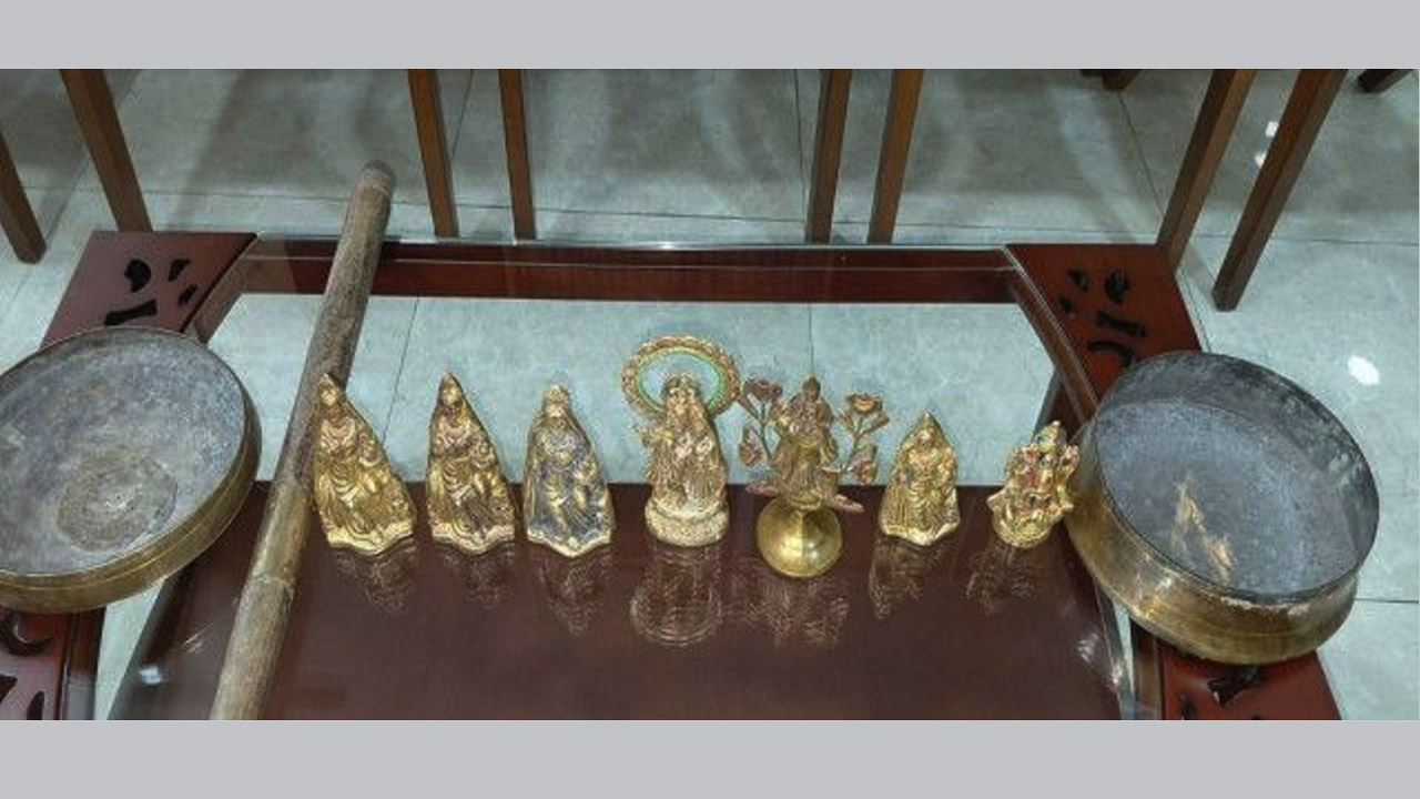 নওগাঁয় পুকুরে মাছ ধরার সময় ৭টি মূর্তি ও ২টি বাটি উদ্ধার