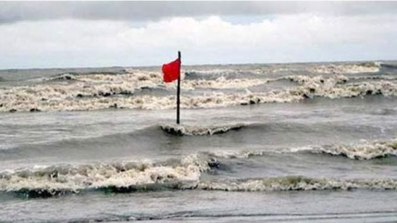 উত্তাল সাগরে উড়ছে সতর্কতার লাল পতাকা