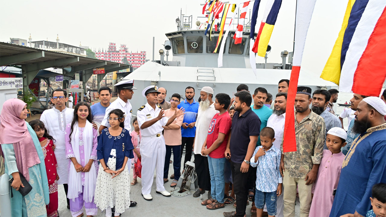 মহান স্বাধীনতা দিবস উপলক্ষে নৌবাহিনীর জাহাজ সর্বসাধারণের জন্য উন্মুক্ত রাখা হয়