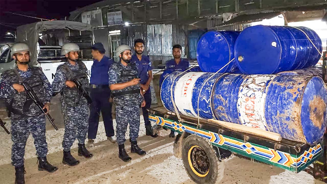 নৌবাহিনীর অভিযানে জ্বালানি মজুদকারী আটক