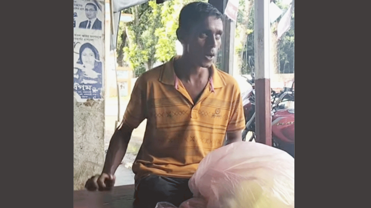 গান গেয়ে পাপড় বিক্রি করছেন দৃষ্টিহীন মজিদুল