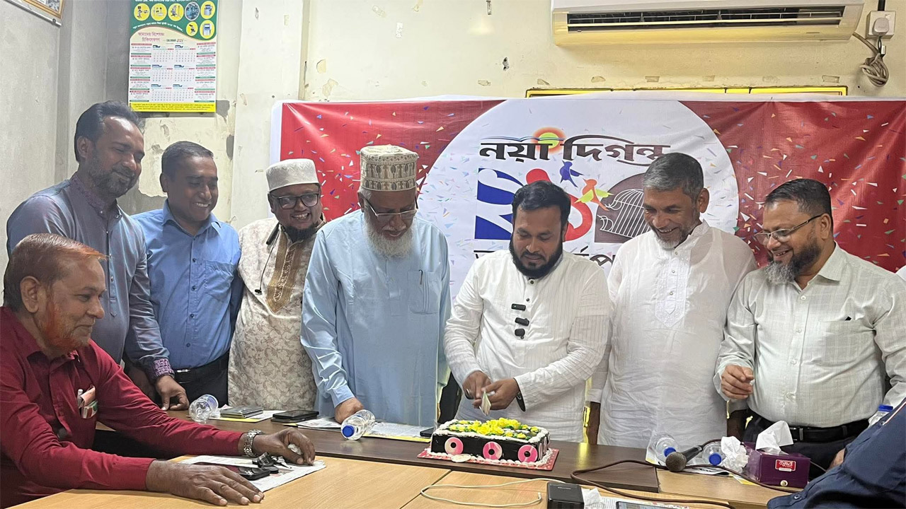 লক্ষ্মীপুর নয়া দিগন্তের বর্ষপূর্তির অনুষ্ঠানে কেক কাটছেন অতিথিরা