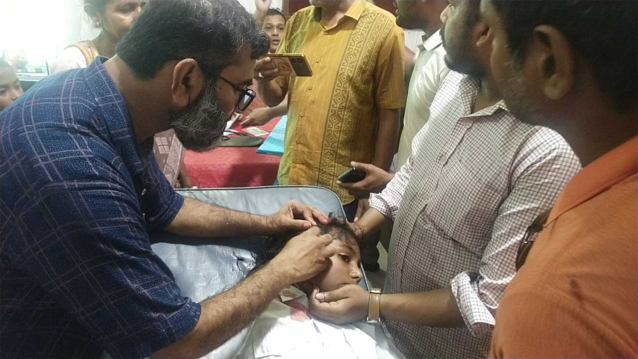 নাজিরপুরের জয়পুর সরকারি প্রাথমিক বিদ্যালয়ের আহত এক শিক্ষার্থীকে চিকিৎসা দেয়া হচ্ছে