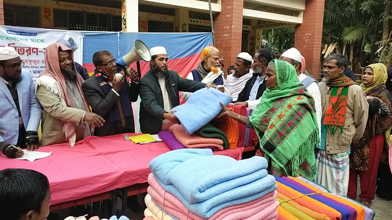 নাজিরপুরে সামাজিক শান্তি শৃঙ্খলা সঙ্ঘের উদ্যোগে কম্বল বিতরণ