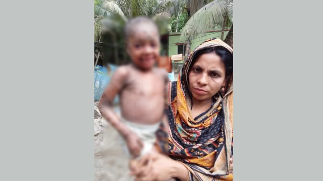 মায়ের কোলে তানিয়া