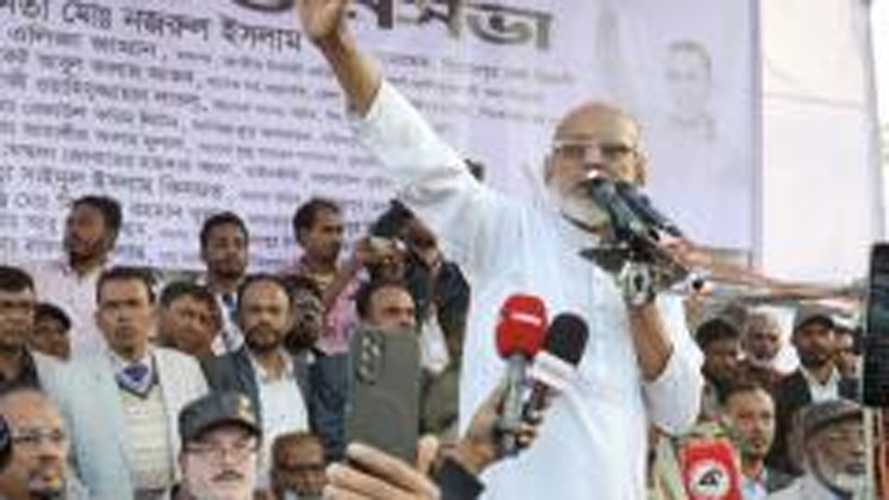 বক্তব্য রাখছেন অধ্যক্ষ আলমগীর হোসেন