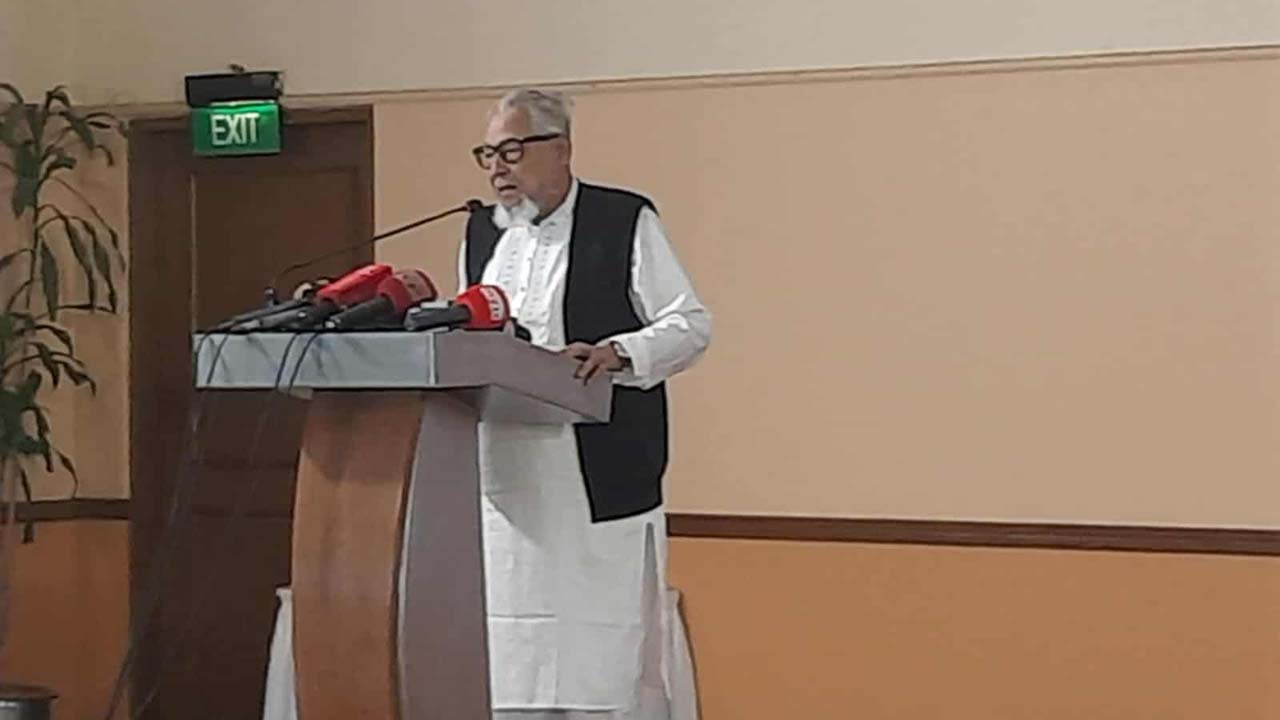 মতবিনিময় সভায় বক্তব্য রাখছেন বিএনপির স্থায়ী কমিটির সদস্য ও কেন্দ্রীয় নির্বাচন পরিচালনা কমিটির চেয়ারম্যান নজরুল ইসলাম খান