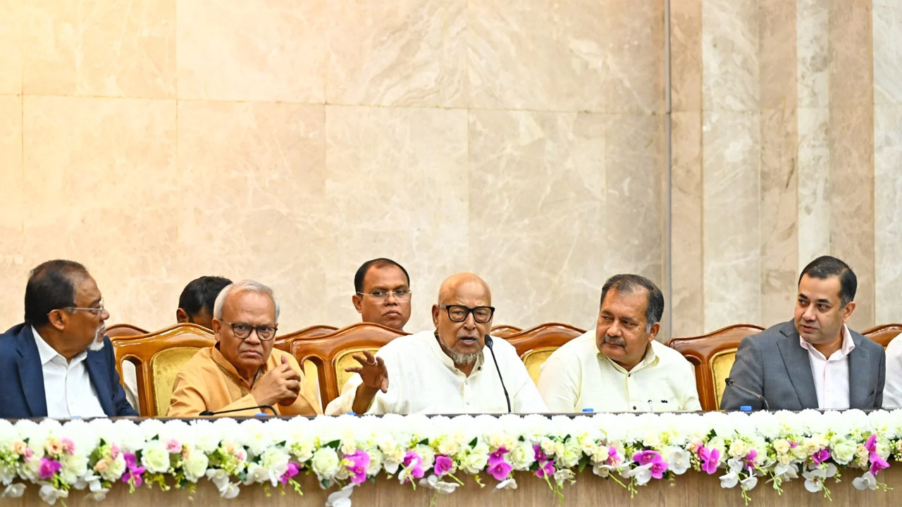 সরকারের ১৮০ দিন পূর্তি উপলক্ষে আয়োজিত এক মতবিনিময় অনুষ্ঠানে সাংবাদিকদের সাথে কথা বলেন প্রধানমন্ত্রীর রাজনৈতিক উপদেষ্টা নজরুল ইসলাম খান