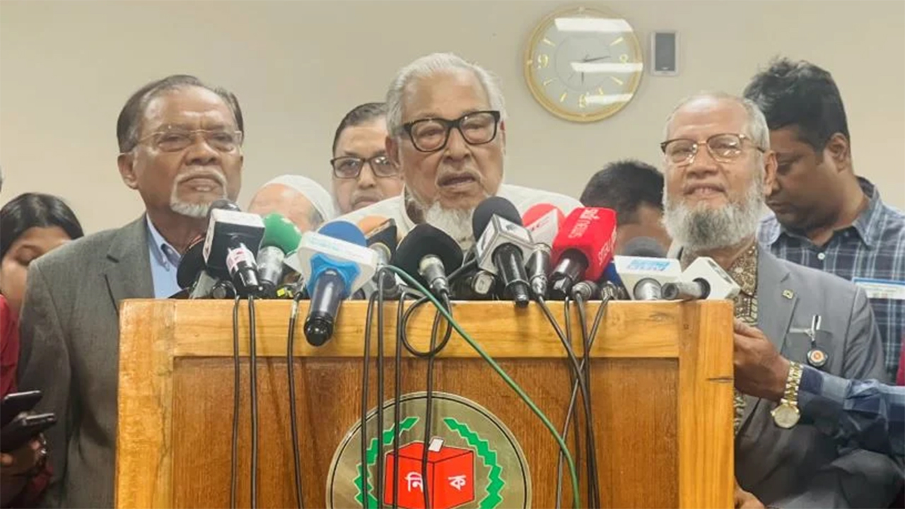 সিইসির সাথে বৈঠক শেষে গণমাধ্যমের সাথে কথা বলছেন বিএনপির নির্বাচন পরিচালনা কমিটির চেয়ারম্যান নজরুল ইসলাম খান