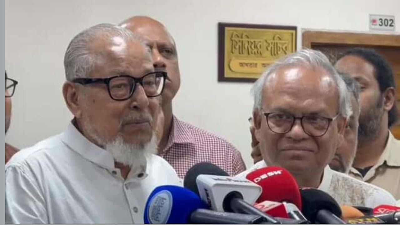 গণমাধ্যমের সাথে কথা বলেন নজরুল ইসলাম খান