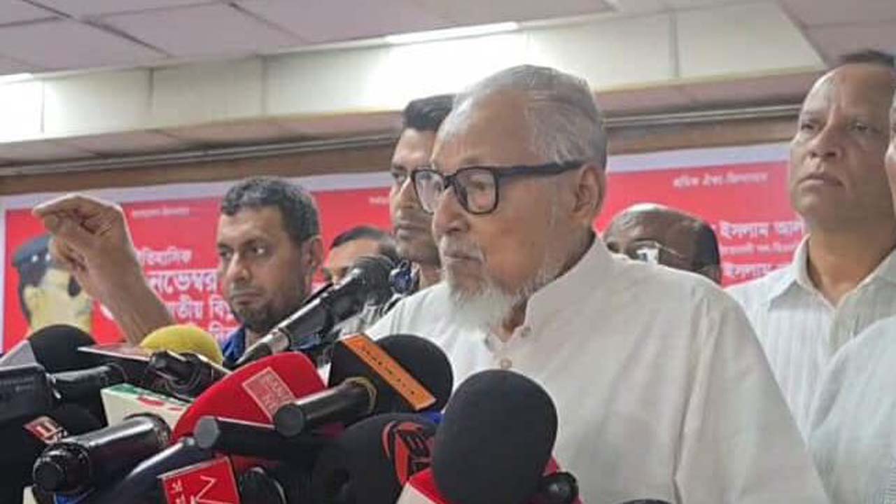 আলোচনা সভায় বক্তব্য রাখছেন বিএনপির জাতীয় স্থায়ী কমিটির সদস্য নজরুল ইসলাম খান