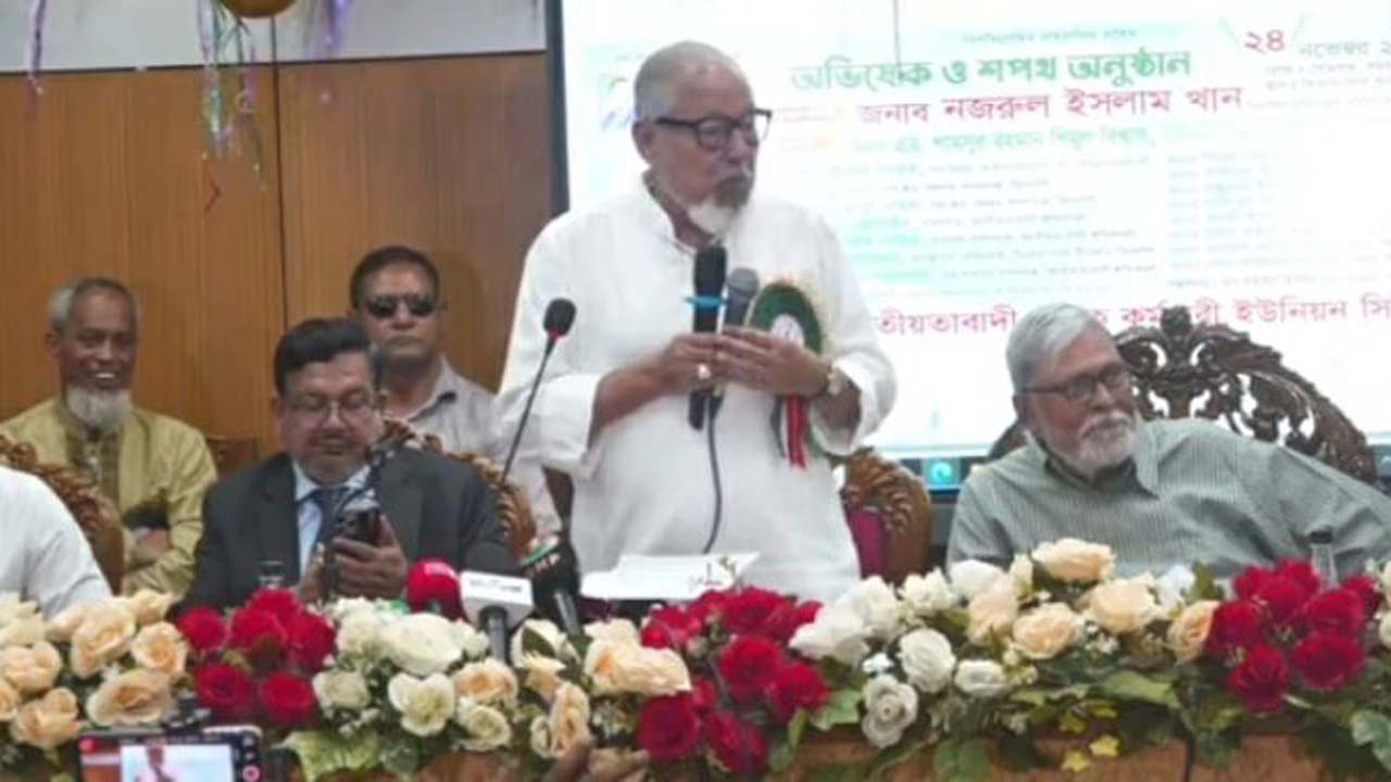 অনুষ্ঠানে বক্তব্য রাখছেন বিএনপির স্থায়ী কমিটির সদস্য নজরুল ইসলাম খান
