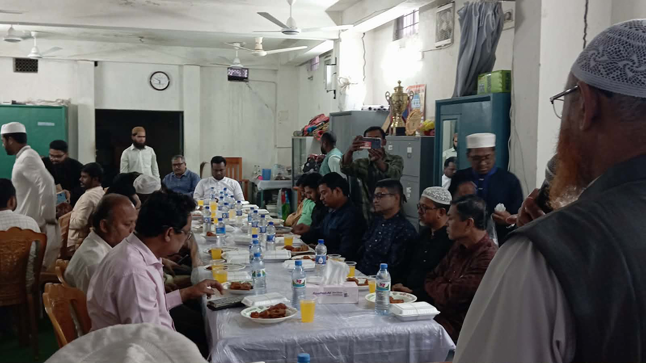 ইফতার মাহফিলে অংশগ্রহণকারীরা