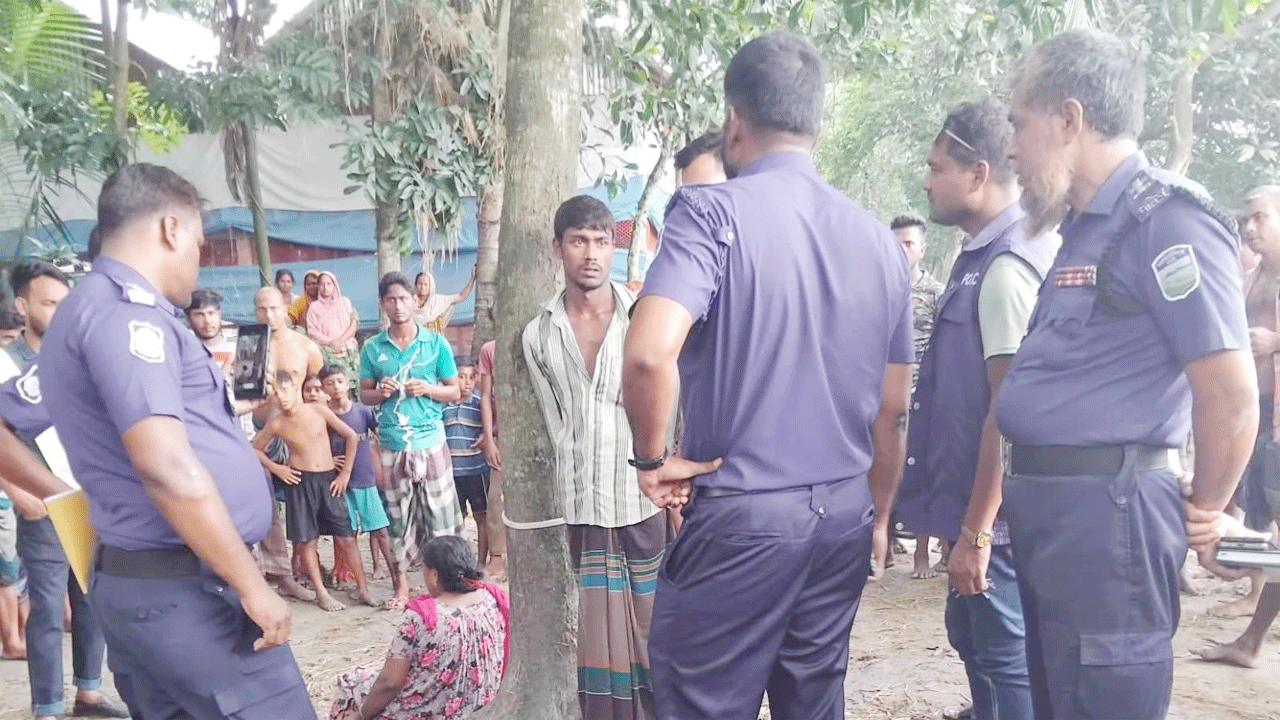 বেঁধে রাখা অভিযুক্ত ইমন মিয়া ও তার মাকে আটক করছে পুলিশ