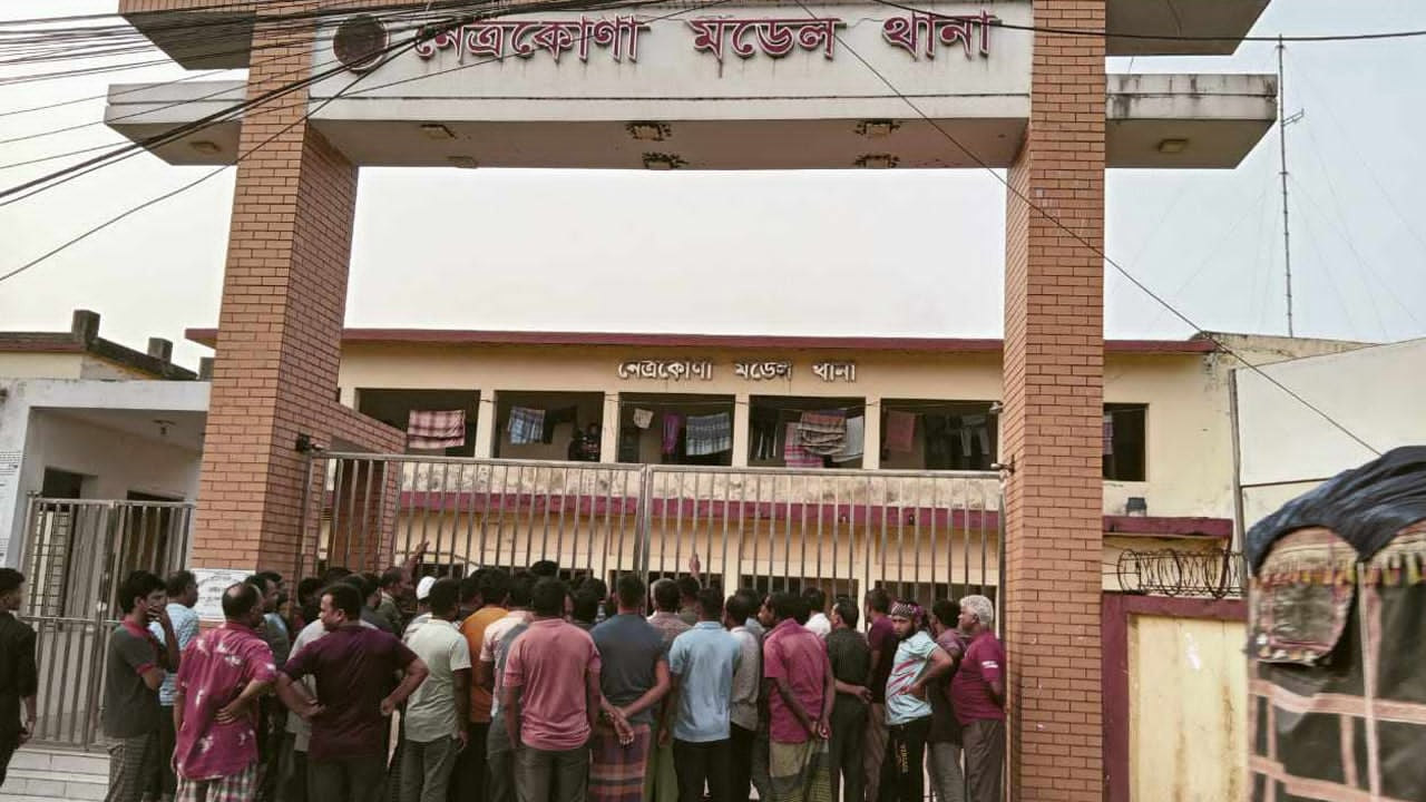 নেত্রকোনায় খেলাফত শ্রমিক আন্দোলনের নেতাকে ছাড়িয়ে নিতে থানা ঘেরাও