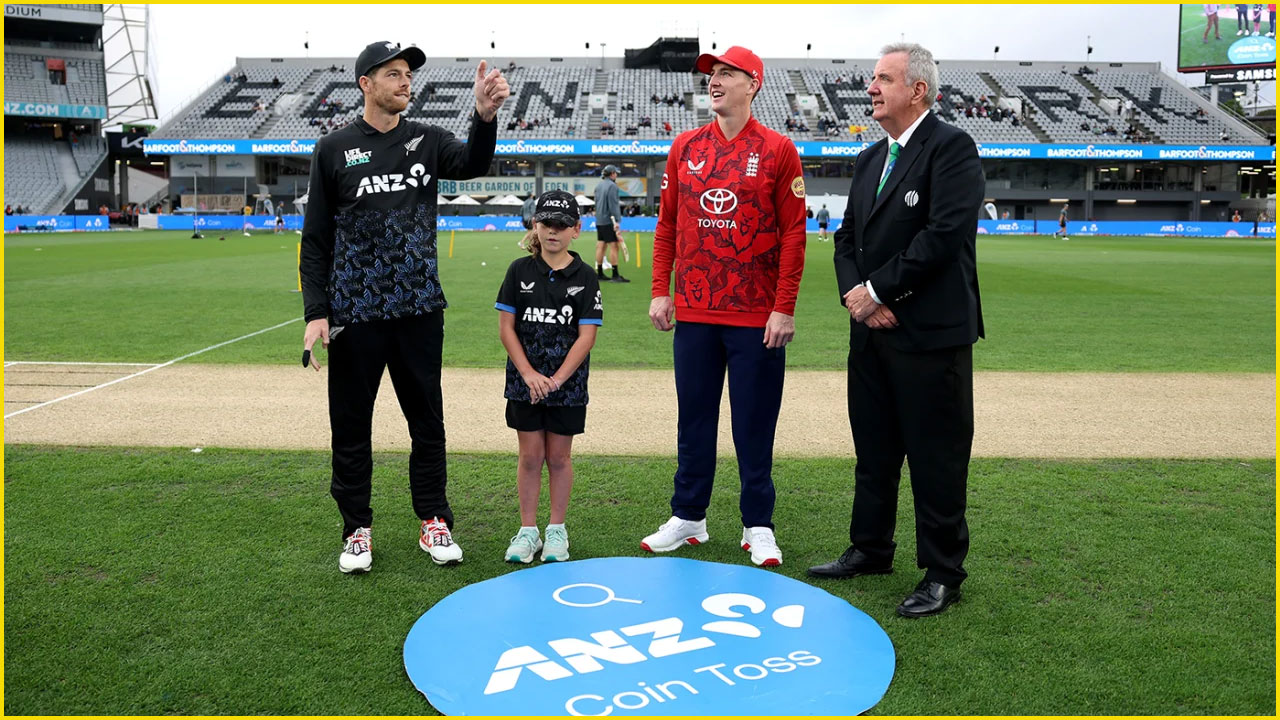 তৃতীয় টি-২০-তে টসের সময় দুই দলের অধিনায়ক