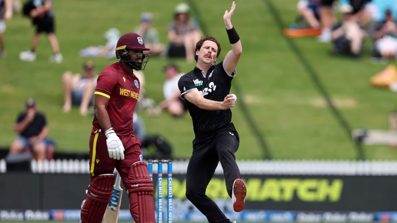 দারুণ বল করেন ম্যাট হেনরি