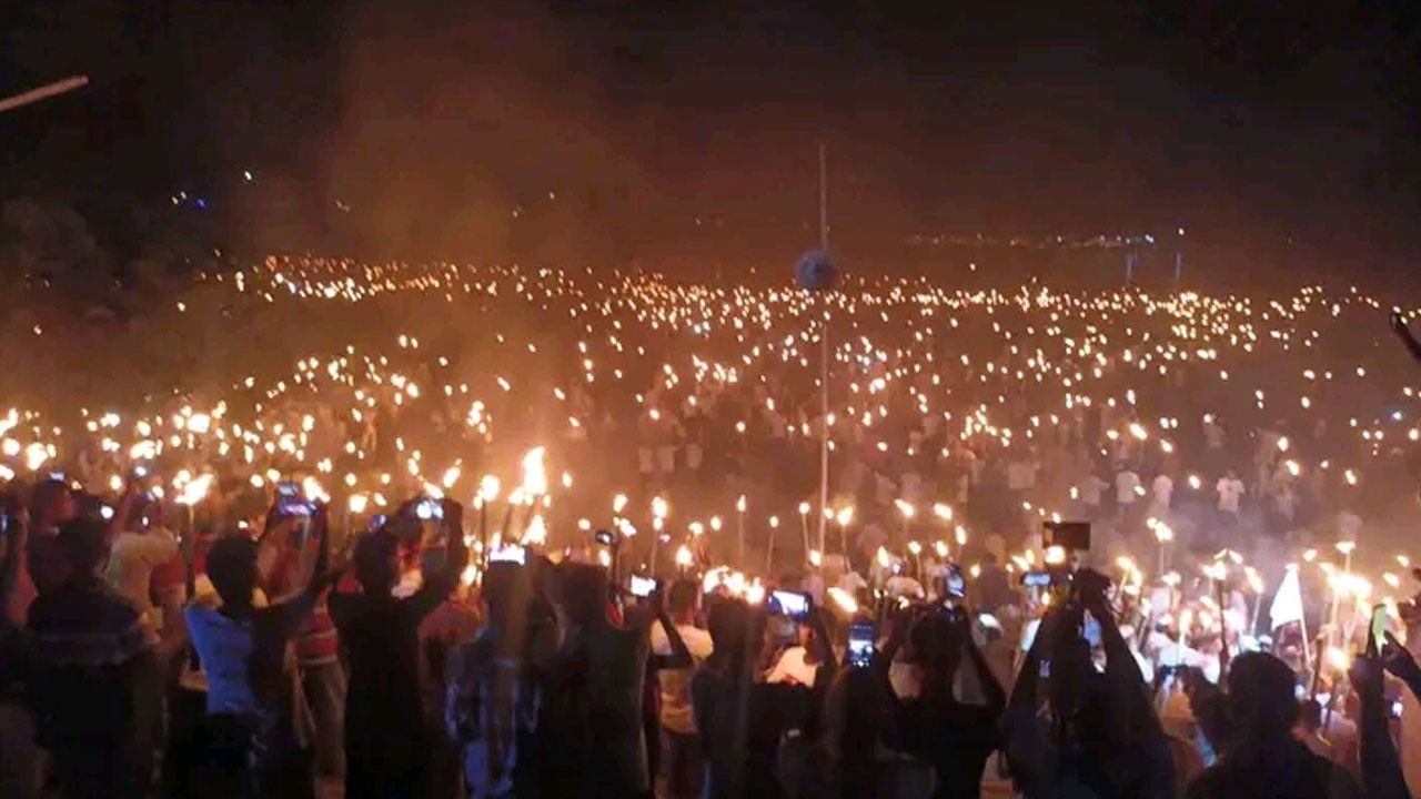 গত ১৬ অক্টোবর বৃহস্পতিবার সন্ধ্যা ৭টায় তিস্তা নদীর উভয় তীরে ১৩০ কিলোমিটার জুড়ে একযোগে মশাল প্রজ্জ্বলন কর্মসূচি পালন করেন তিস্তাপাড়ের লাখো মানুষ