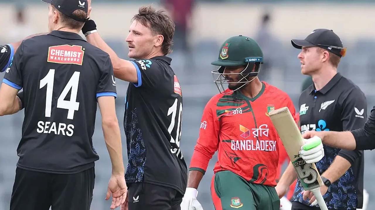১৪.২ ওভারে ১০২ রানে অলআউট বাংলাদেশ