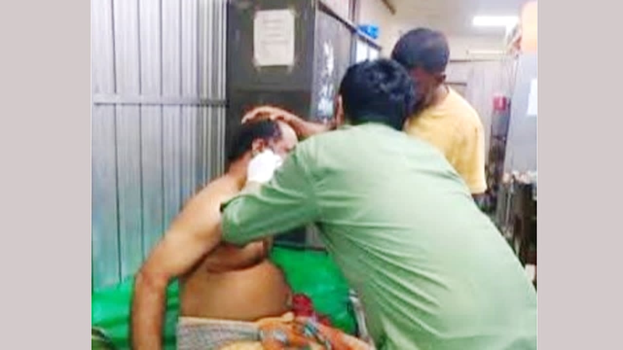 গুলিবিদ্ধ গিয়াস উদ্দিনকে হাসপাতালে চিকিৎসা দেয়া হচ্ছে