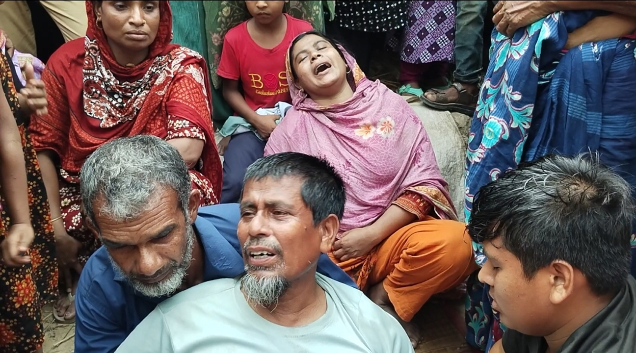 নিয়ামতপুরের বাহাদুরপুর গ্রামে নিহতদের স্বজনদের আহাজারি