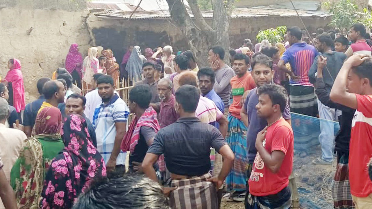 ঘটনাস্থলে উৎসুক জনতা