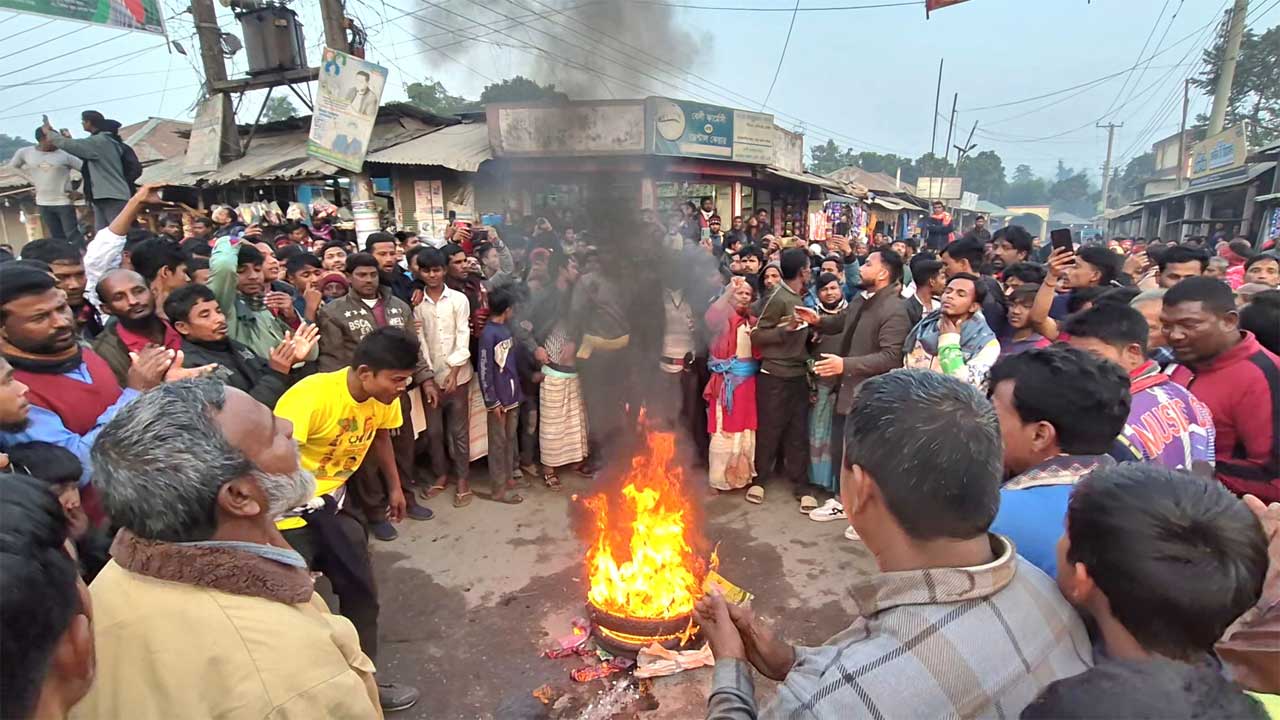 ডোমার উপজেলার গোমনাতি বাজারে সড়কে টায়ার জ্বালিয়ে বিক্ষোভ বিএনপির কর্মীরা