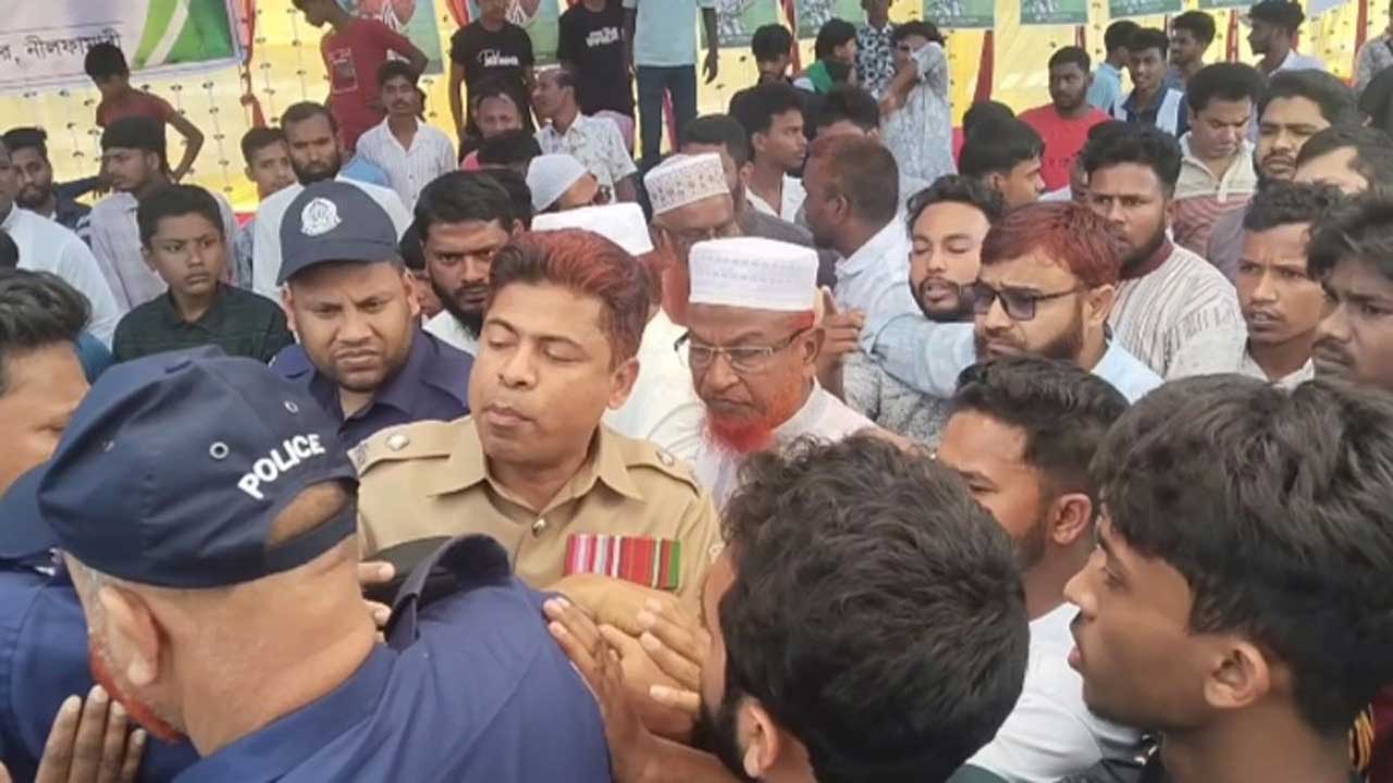 নীলফামারীর ডোমারে স্বাধীনতা দিবসের অনুষ্ঠান থেকে বেরিয়ে আসেন সংসদ সদস্য মাওলানা আব্দুস সাত্তার