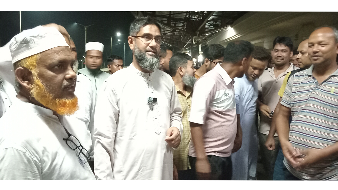 নীলফামারী-২ (সদর) আসনের সংসদ সদস্য অ্যাডভোকেট আলফারুক আব্দুল লতীফ নীলফামারী রেলস্টেশন আকস্মিক পরিদর্শন করেন