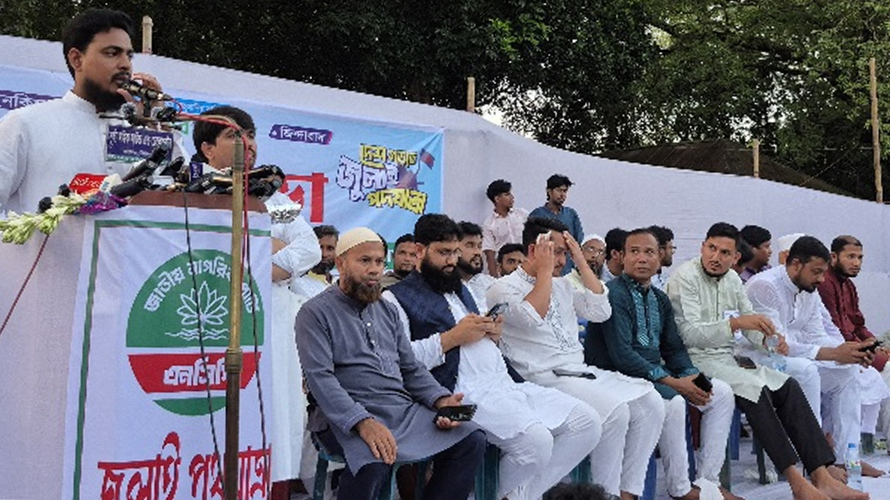 জলঢাকার পথসভায় বক্তব্য রাখেন আখতার হোসেন