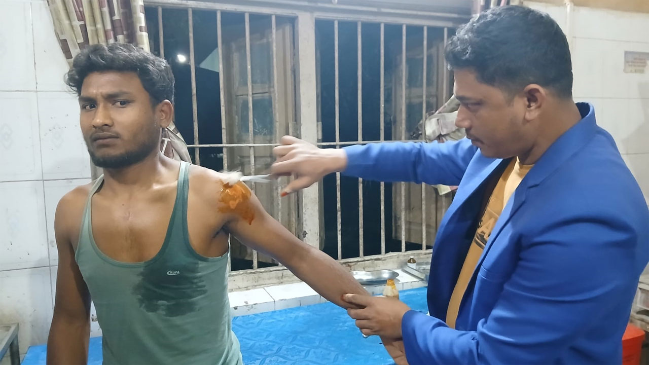 কুকুরের কামড়ে আহত এক যুবককে প্রাথমিক চিকিৎসা দেয়া হচ্ছে