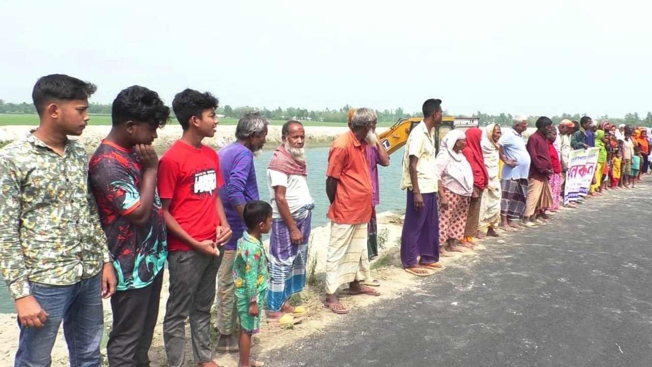 নীলফামারীর কিশোরগঞ্জে সেচখাল সংস্কারে অনিয়মের প্রতিবাদে মানববন্ধন