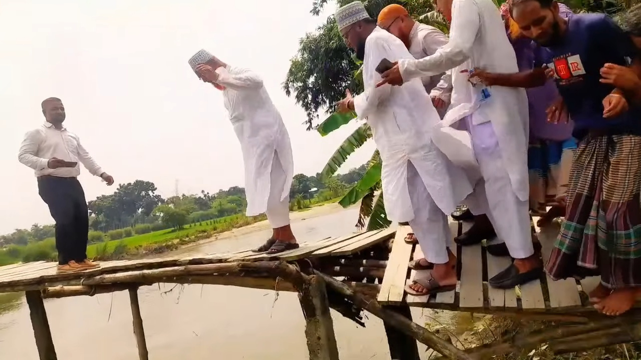 সাঁকো পরিদর্শনে গিয়ে তা ভেঙে নদীতে পড়ে যান জামায়াত নেতাকর্মীরা