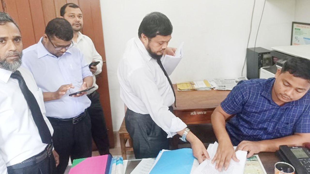 পাঁচ সহকারী প্রসিকিউটরের পদত্যাগ