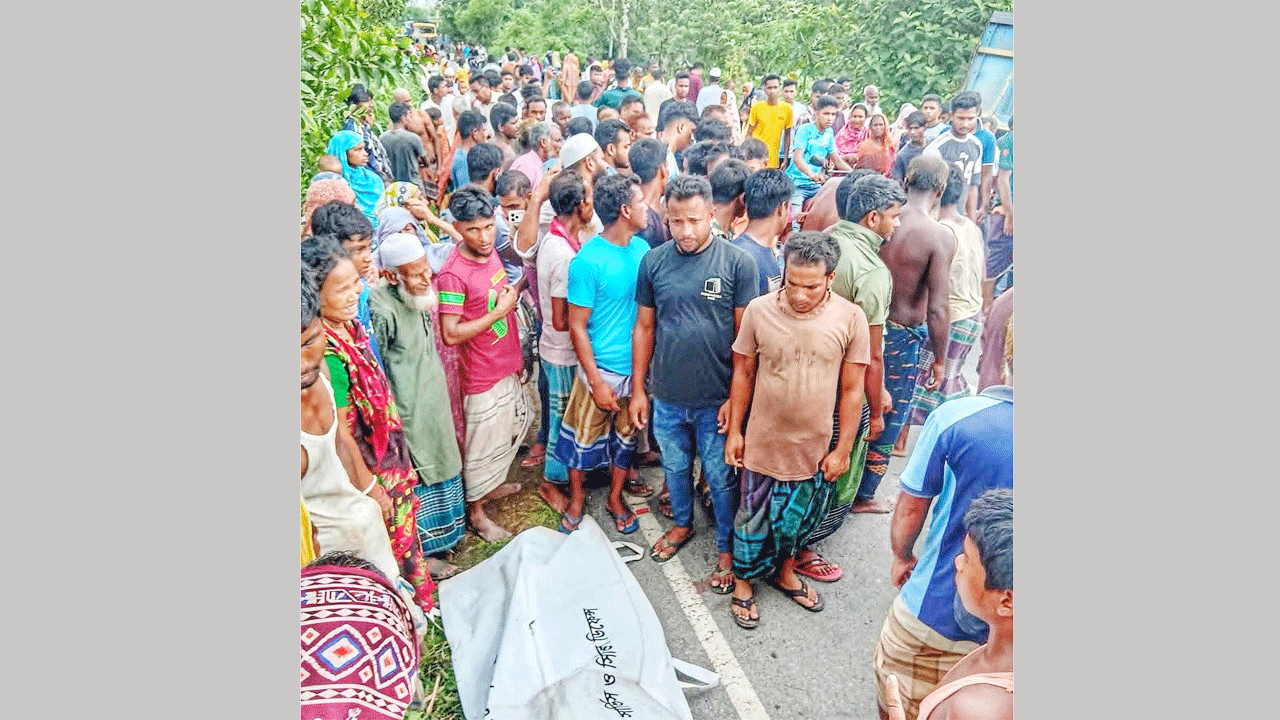 ঘটনাস্থলে ভিড় করেছেন স্থানীয়রা
