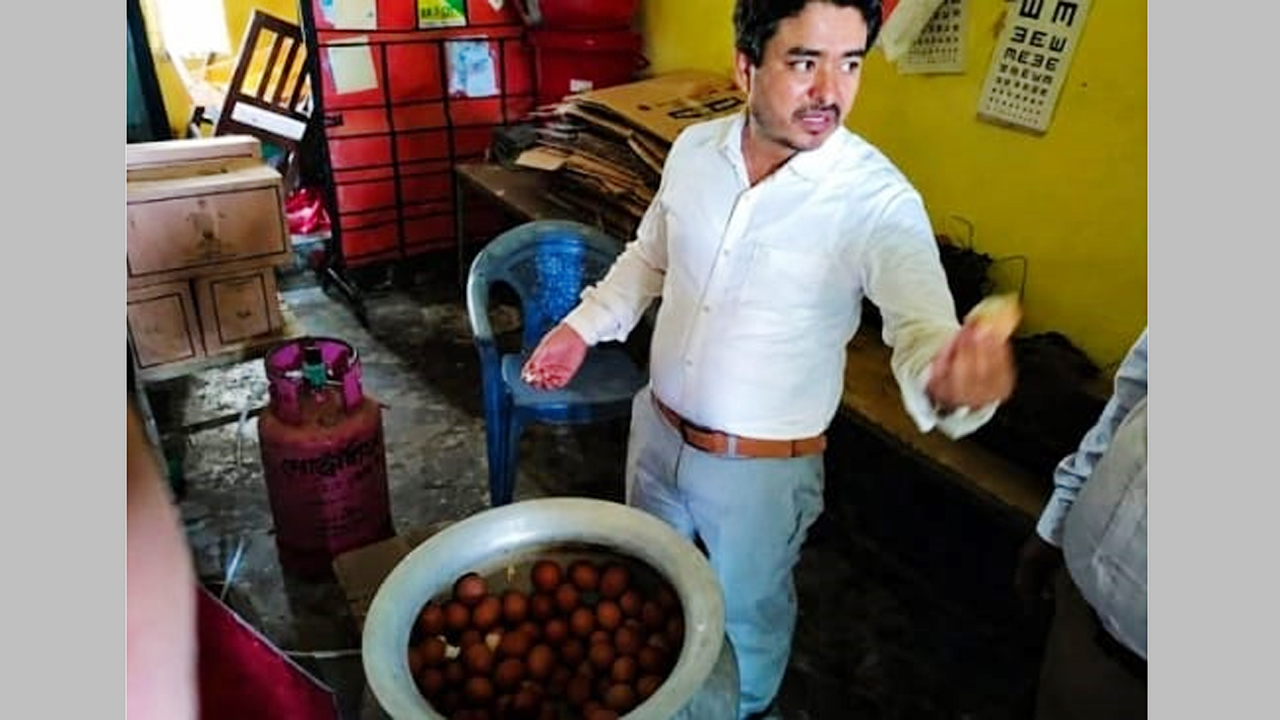 মিড-ডে মিল পরিদর্শন করছেন ইউএনও