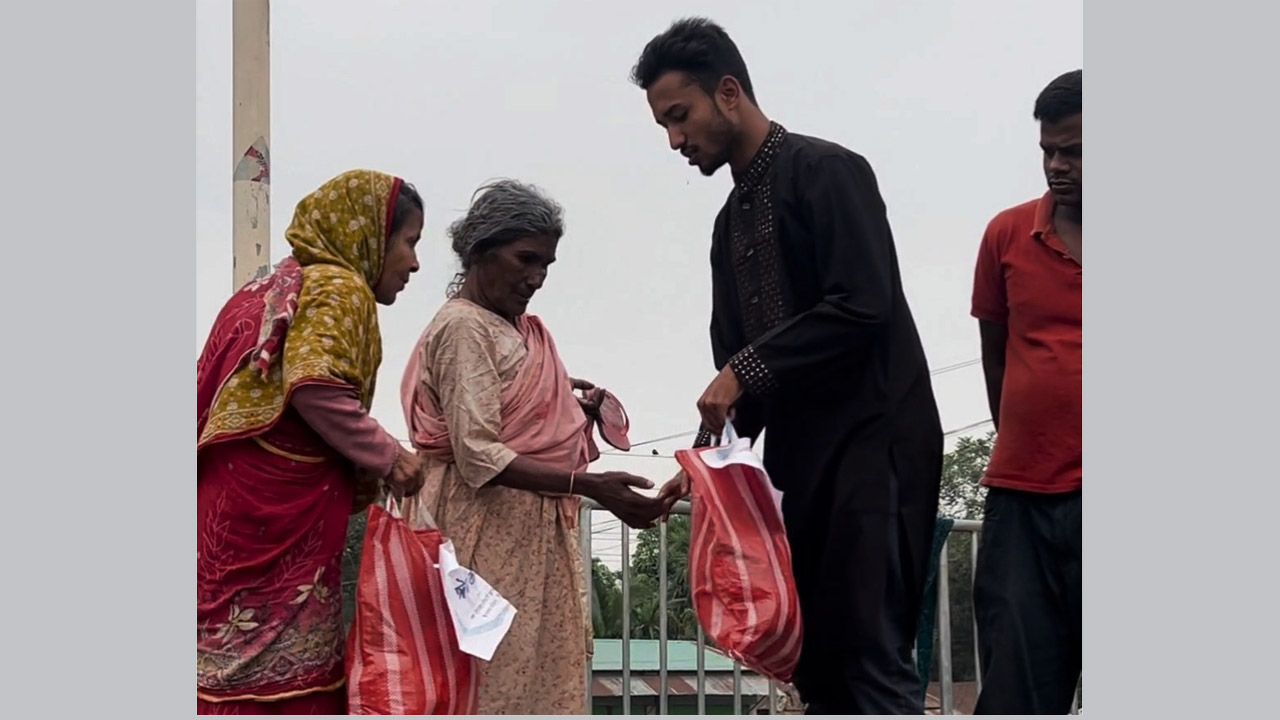 নীলফামারীতে ঈদ উপহার নিয়ে ছিন্নমূল মানুষের পাশে ওয়াইআরসি