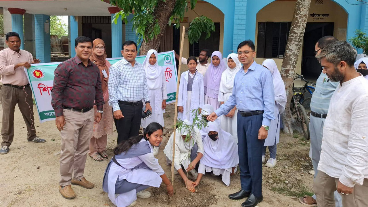নীলফামারীতে শিক্ষা প্রতিষ্ঠানে বৃক্ষরোপণ কর্মসূচি শুরু