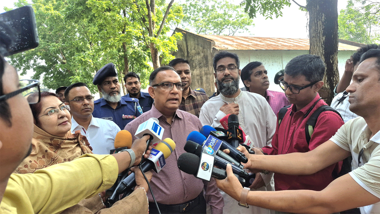 কথা বলছেন প্রতিমন্ত্রী শরীফুল আলম