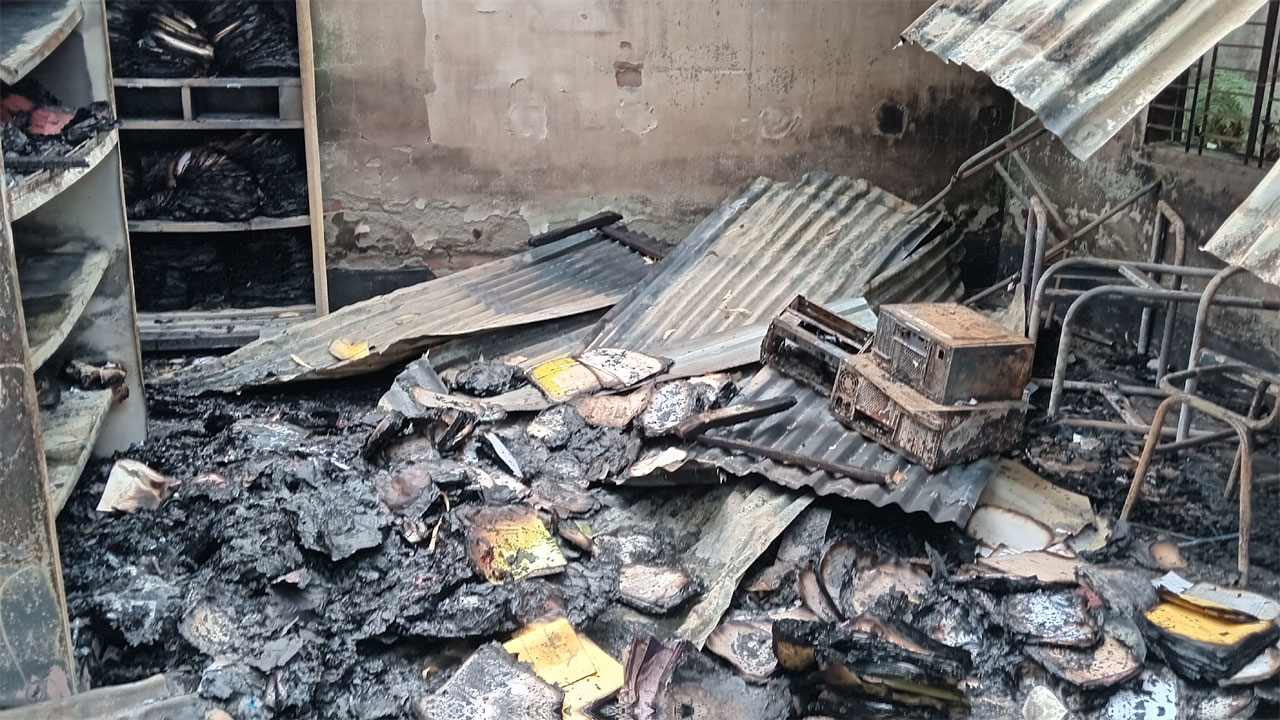 আগুনে গুরুত্বপূর্ণ কাগজপত্র পুড়ে ছাই