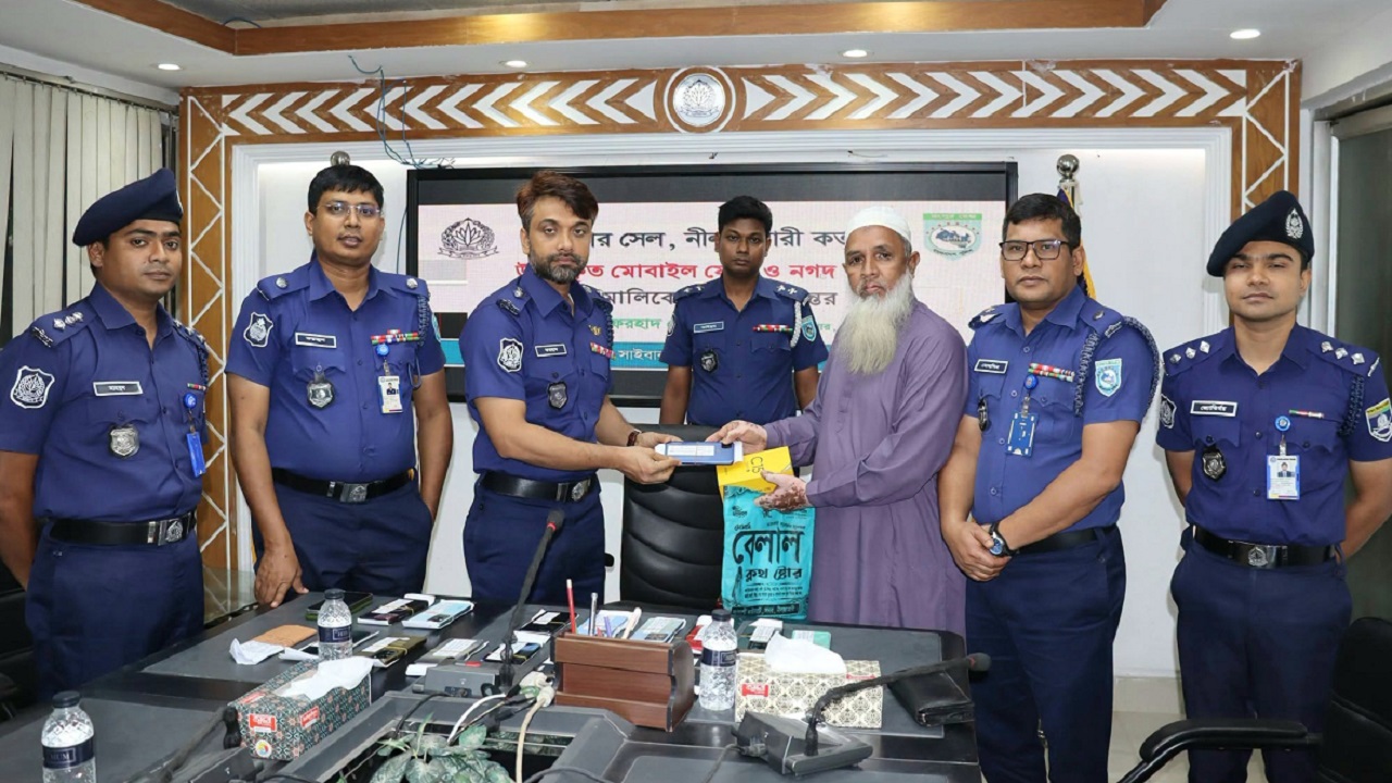 নীলফামারীতে সাইবার সেল গঠনের দেড় মাসেই হারানো ২০ মোবাইল উদ্ধার