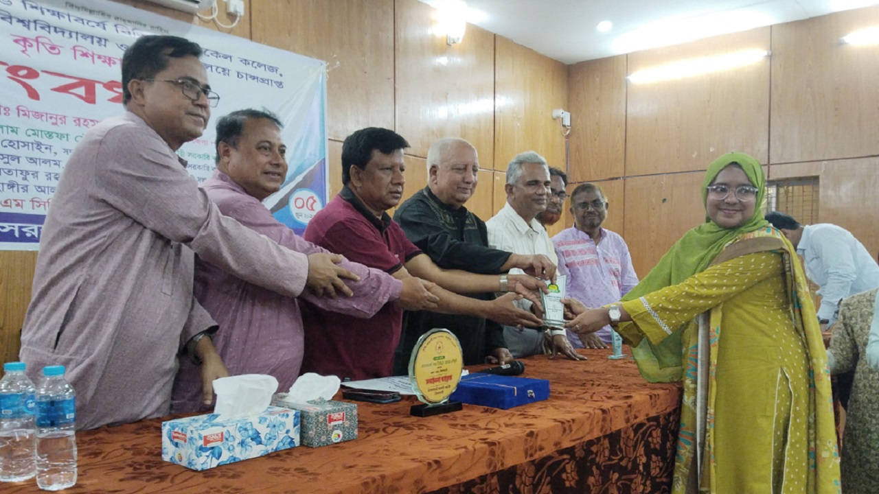 নীলফামারী সরকারি কলেজের কৃতি শিক্ষার্থী সংবর্ধনা অনুষ্ঠিত