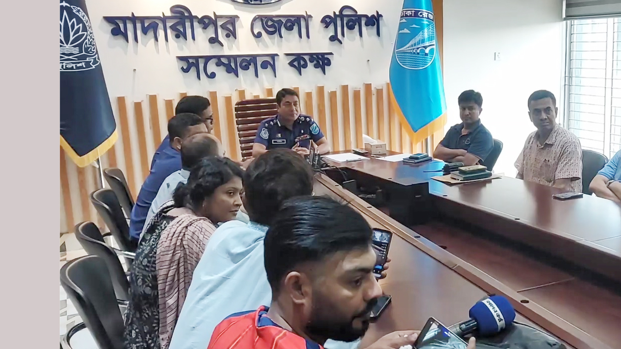 সংবাদ সম্মেলনে কথা বলছেন পুলিশ সুপার মো: হাবিবুর রহমান