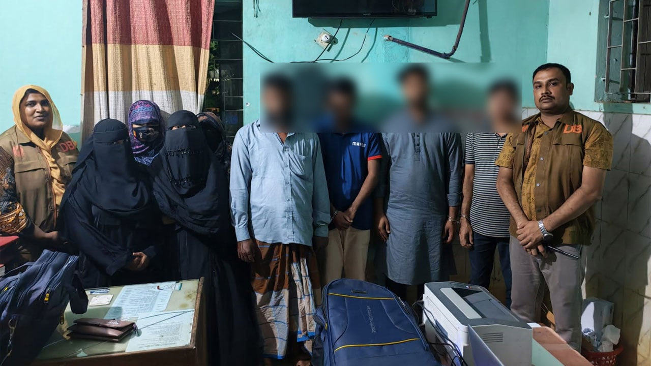ডিবি পুলিশের হাতে গ্রেফতারকৃতরা