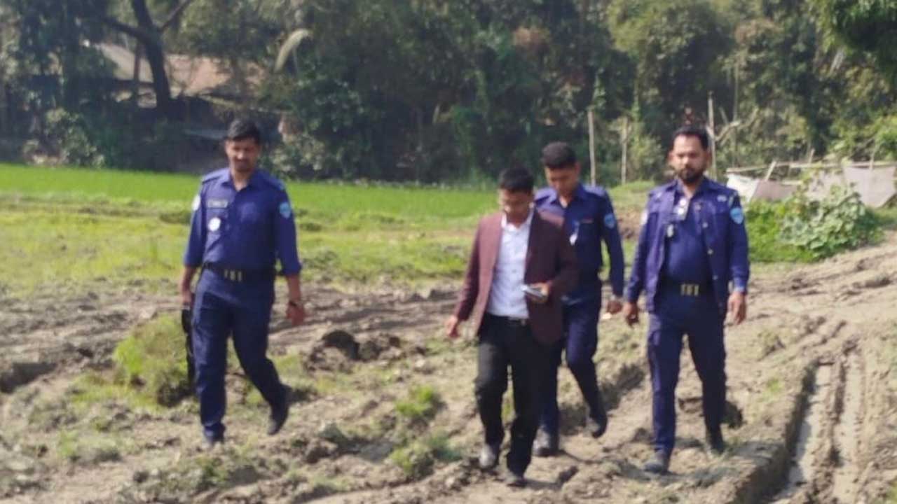 ফসলি জমির মাটি কাটায় বেগমগঞ্জে ভ্রাম্যমাণ আদালত অভিযান চালায়