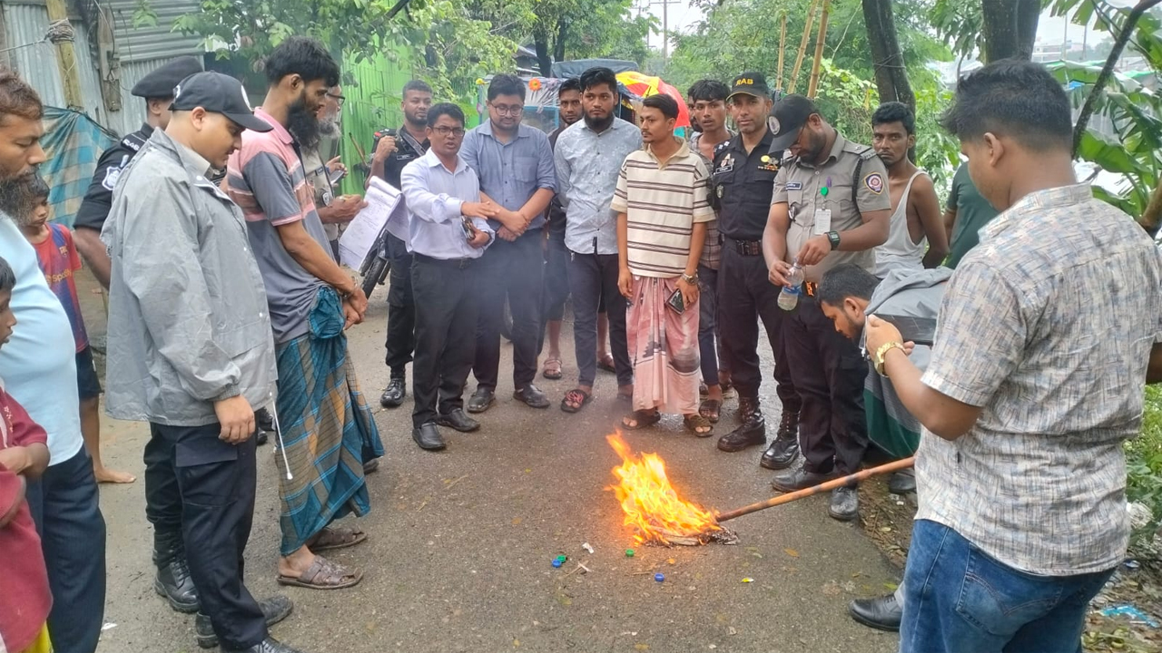 বেগমগঞ্জে উদ্ধার মাদকদ্রব্য ধ্বংস করছে প্রশাসন