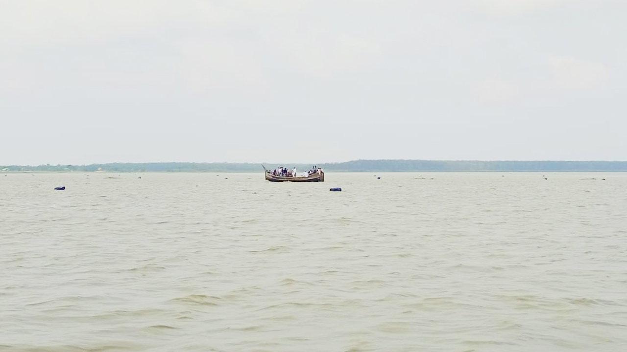 নিঝুমদ্বীপ ইউনিয়নের মধ্য দিয়ে বয়ে যাওয়া মেঘনা নদী