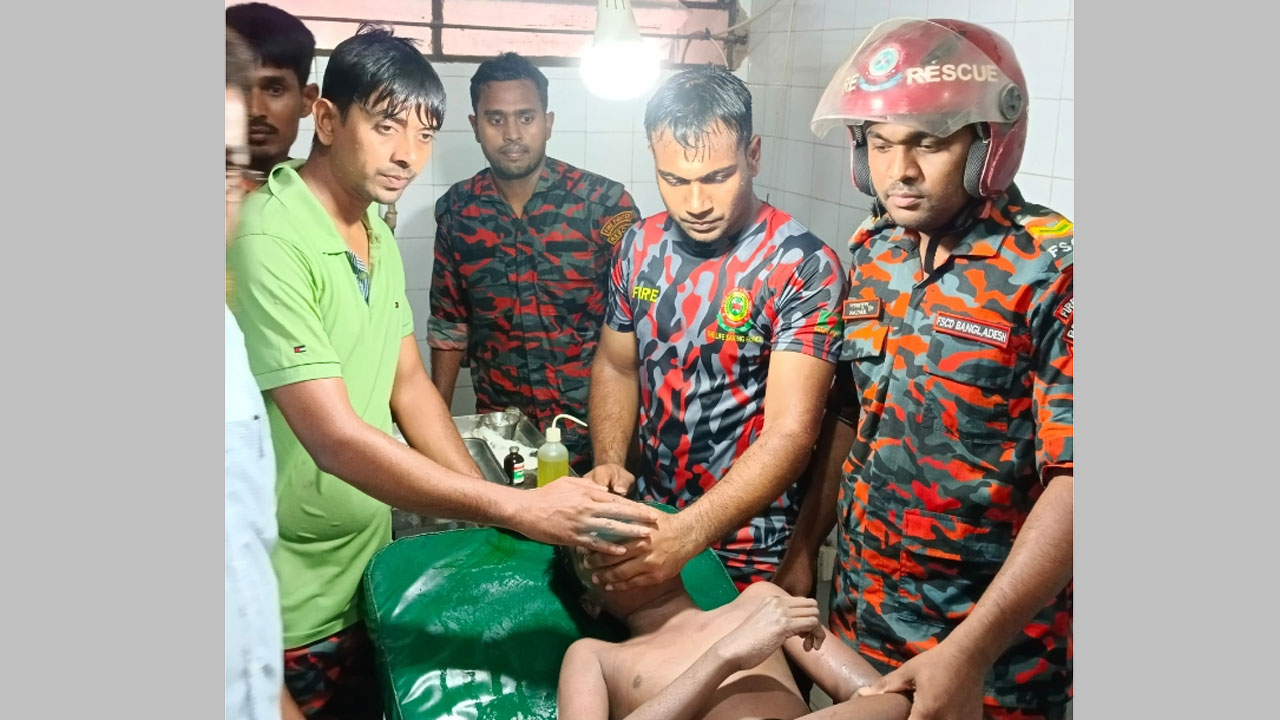 অনির্বাণকে উপজেলা স্বাস্থ্য কমপ্লেক্সে নেয়ার পর